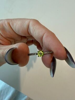 925 SILVER Ring featuring a natural OLIVINE stone from Canary Island & Pavé Band